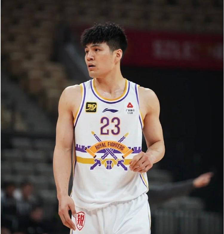 虎扑- 转会期罗马备战CBA常规赛,队长鼓劲细节曝光,悬念犹存,团队化学反应显著