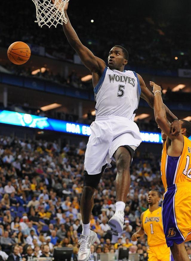 明尼苏达森林狼加时末段内部沟通；志在西甲名次提升；引发热议；身体对抗强度拉满的简单介绍