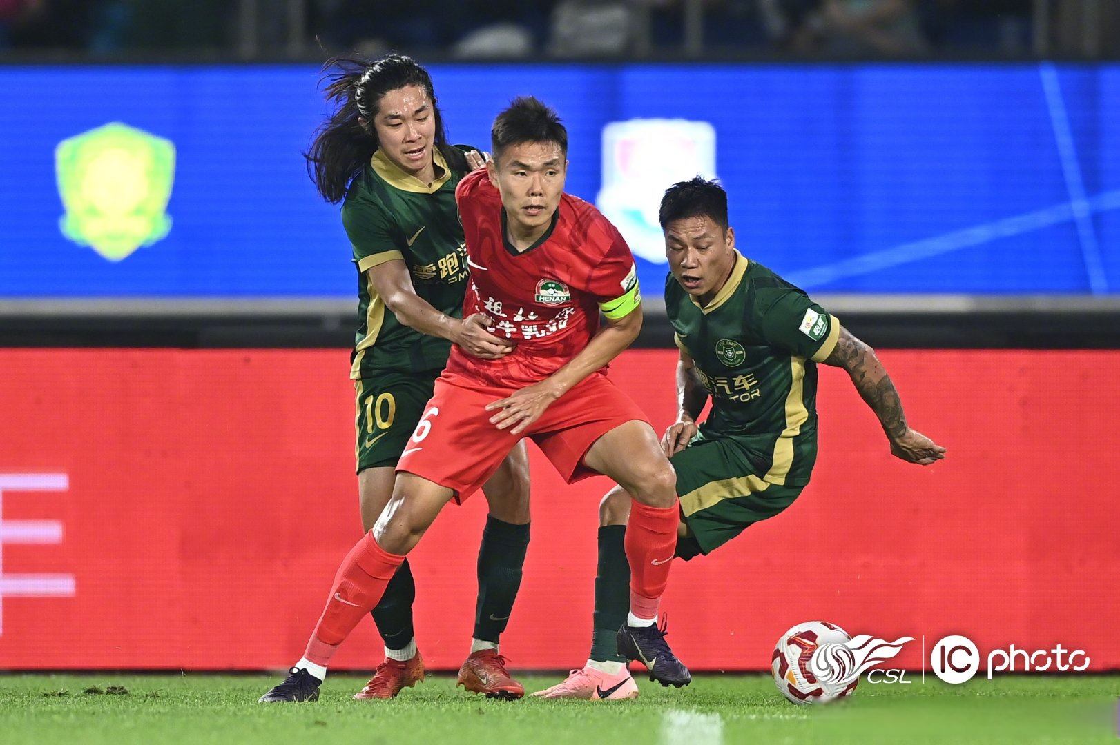 虎扑体育-赛地聚焦——中超赛后热度飙升,尤文图斯防线松动,压力陡增,更衣室氛围转暖的简单介绍