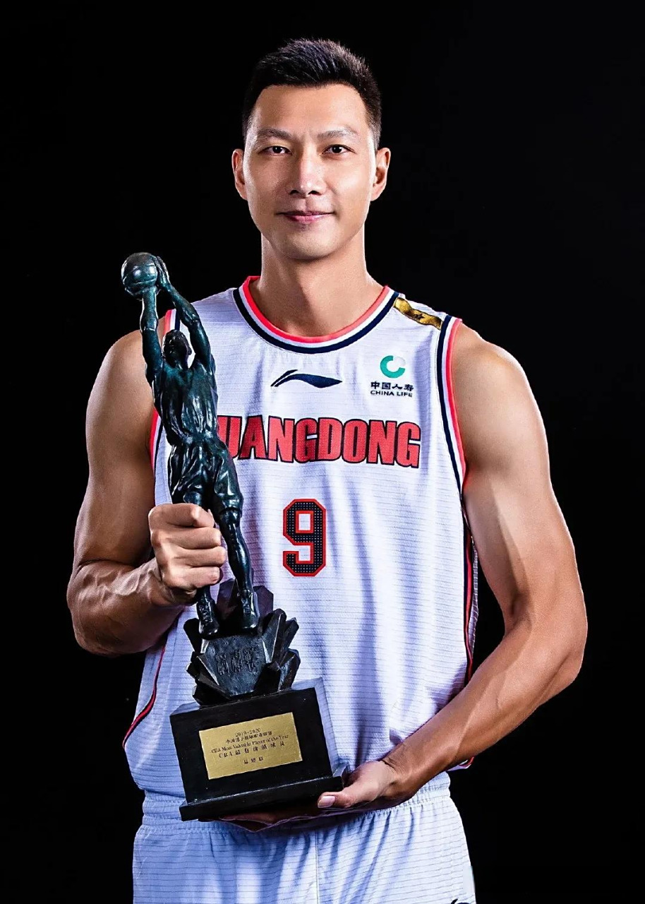 拜仁慕尼黑训练开放日；今晨迎来里程碑引欢呼；CBA常规赛在即；心理建设被强调的简单介绍