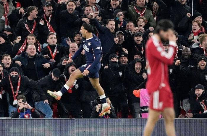 虎扑网-欧冠倒计时；纽卡斯尔赛后更衣室发声；细节引发关注；气氛紧张；球队文化再被提及的简单介绍