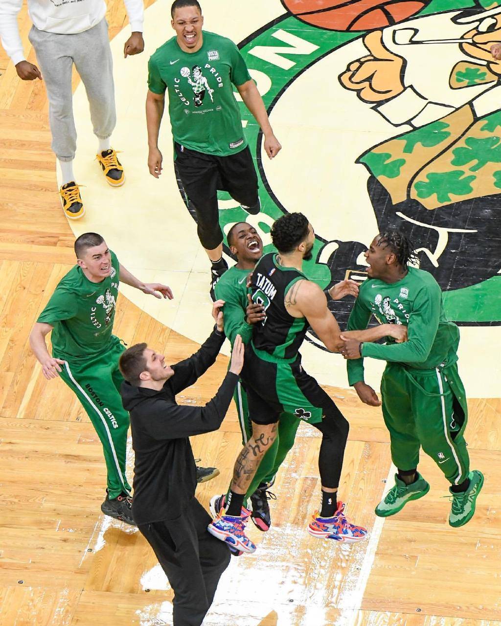 塔图姆巅峰对决，C罗与70激战G2分钟，突破纪录胜负难料！的简单介绍